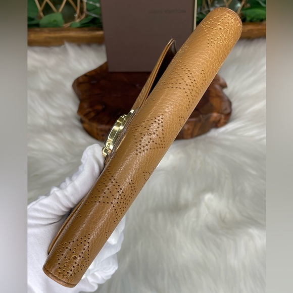 (MT49) Authentic Pre-Loved Louis Vuitton Mahina Portefeuille Amelia Wallet - Picture 5 of 16